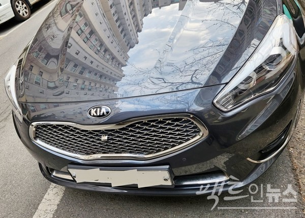 관람객은 극중 기아차 K시리즈의 라디에이터그릴과 기아차 엠블럼을 자주 볼 수 있다. 기아차 구형 K7. [사진=정수남 기자]