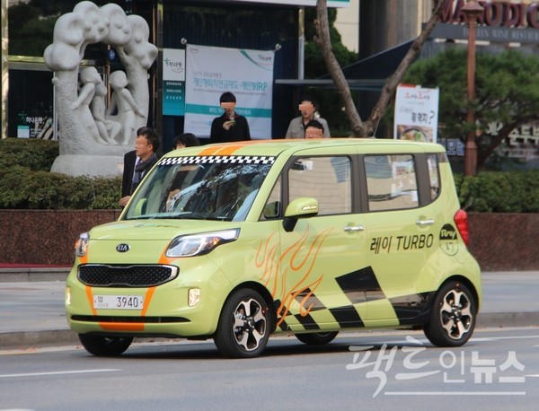 극중 기아차 레이도 나온다. 사진처럼 차체를 꾸몄다. [사진=정수남 기자]