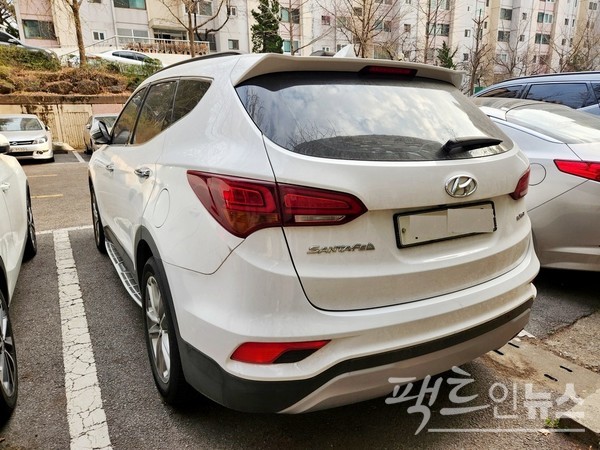 수사팀장 일곤이 싼타페를 타면서 카메라는 사진처럼 싼타페를 포착한다. [사진=정수남 기자]