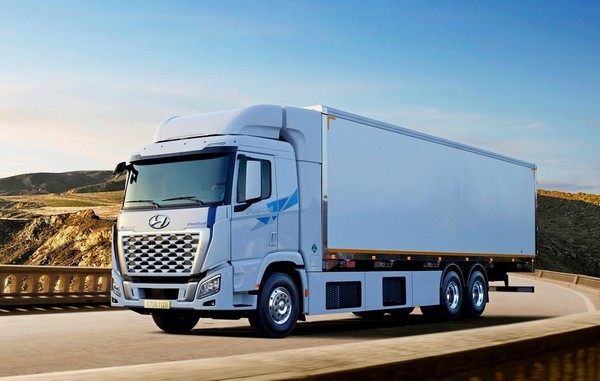 경유를 원료로하는 대형 트럭은 승용차보다 유해 배가가스를 수십배 배출한다. 수소경제와 친환경을 구현학 위해서는 대형 수소전기 트럭을 상용화해야 한다. 현대차 대형 수소전기차 엑시언트. [사진=현대차]