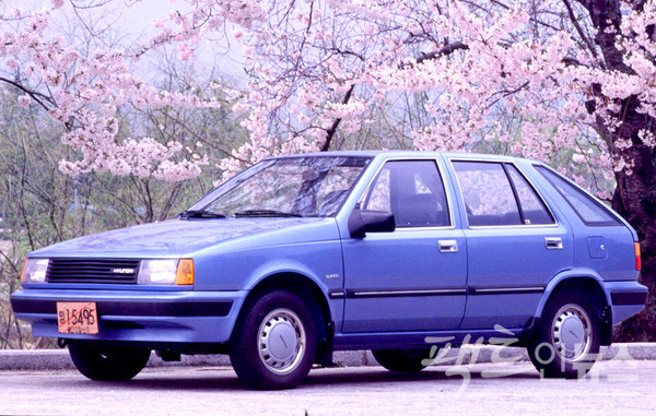 왕회장이 일본 미쓰비시와 개발해 1974년 출시한 첫 국산차 (위부터)포니와 독자 개발해 1985년 출시한 완전 국산차 엑셀. [사진=정수남 기자]