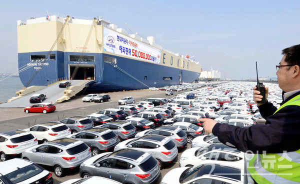 MK는 부친이 1976년 5대의 포니를 중남미 에콰도르행에 수출한 여세를 몰아, 2011년 10월 23일 중남미 수출 200만대, 2013년 4월 8일 누적 수출 5000만대를 각각 달성했다. [사진=현대차]