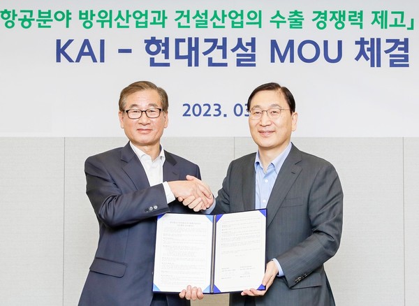 (왼쪽부터)강구영 KAI 사장과 윤영준 현대건설 사장이 협약 체결 후 악수하고 있다. [사진=KAI]