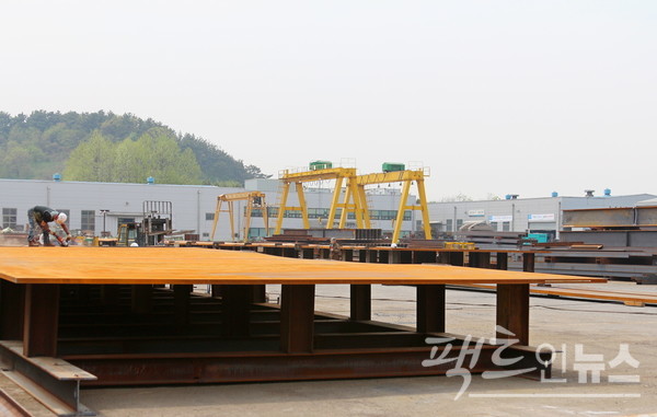 현대제철 충남 당진제철소 인근에 자리한 한 중소기업이 현대제철이 생산한 강판을 가공하고 있다. [사진=스페셜경제]