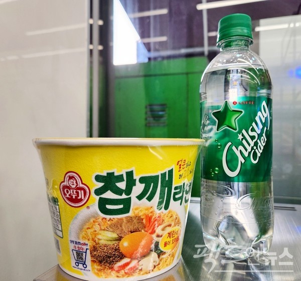 극중반 재원과 지현이 바닷가 편의점에서 각각 칠성사이다와 참깨 라면을 각각 섭취한다. [사진=정수남 기자]