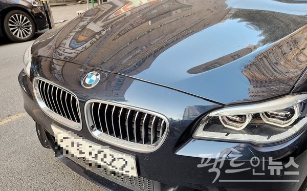 극중 카메라는 BMW의 엠블럼을 사진처럼 한차례 포착한다. [사진=정수남 기자]
