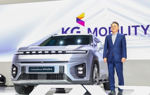 곽재선 회장이 토레스 EVX와 기념사진을 찍고 있다. [사진=KG 모빌리티]