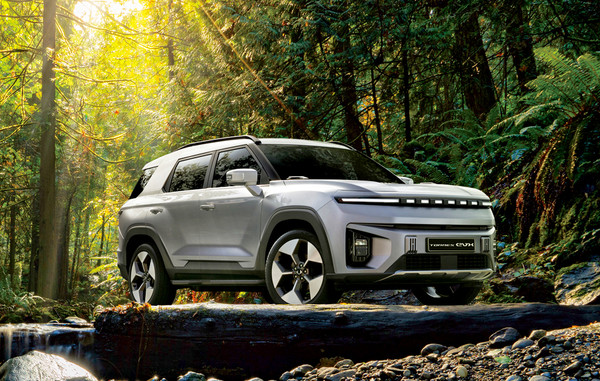 이번 행사를 기점으로 사명을 바꾼 KG모빌리티는 자사의 두 번째 전기차 토레스 EVX를 전면에 내세웠다. 이번 사명 변경을 시작으로 KG모빌리티는 전기차 업체로 전환을 서두른다. KG모빌리티는 국내 유일의 스포츠유틸리티차량(SUV) 전문 업체로 종전 디젤 차량만 운용했다. 다만, 2015년 9월 폭스바겐 디젤게이트(배기가스 조작사건)으로 세계 각국이 디젤차에 대한 규제를 강화있어, KG모빌리티는 변화에 속도를 낸다. KG모빌리티는 이와 함께 이날부터 전시장과 전국 대리점 등을 통해 토레스 EVX에 대한 구매 계약을 받고, 전년 고성장을 지속한다 계획이다. [사진=KG모빌리티]