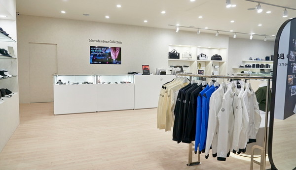 더클래스 효성은 이번 행사에서 벤츠 장신구 등을 염가에 판매하고, 현장 행사도 진행한다. 더클래스 효성은 상품 구매 고객에게는 금액대별 사은품을 증정하고, 평일 오후 3시~4시 판촉 행사를 갖고 벤츠 장신구를 50% 할인 판매한다. [사진=더클래스 효성]