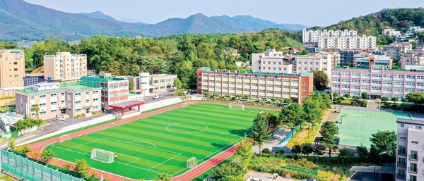 HL그룹이 양서고등학교 성적 우수 학생에게 15년째 장학금원을 지급하고 있다. [사진=H그룹]