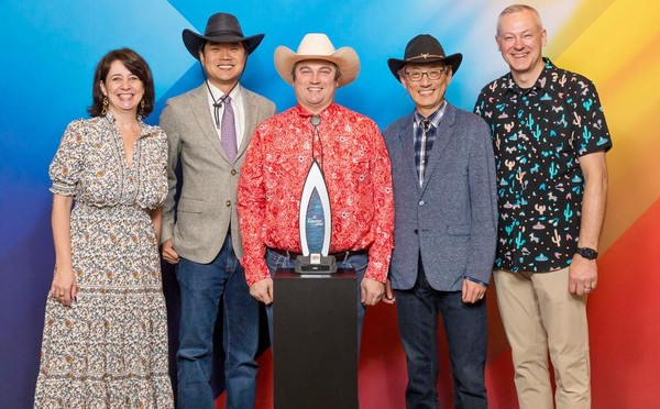 GM과 HL만도 임원이 기념 사진을 찍고 있다. [사진=H그룹]