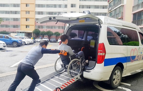 복권기금의 지원으로 부산시가 운영하는 교통약자 지원사업인 두리발을 통해 한 장애인이 승합차를 이용하고 있다. [사진=복권기금]