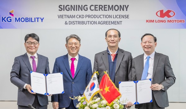 (왼쪽에서 두 번째부터)곽재선 회장과 응웬 후 루안 FUTA그룹 회장 등이 협약 체결 후 기념 사진을찍고 있다. [사진=KG 모빌리티]