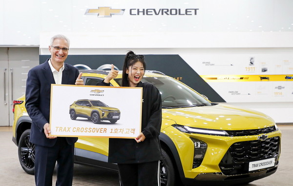 (왼쪽부터)로베르토 렘펠 한국사업장 사장과 진절미 씨가 5일 신형 트랙스 전달식에서 기념 사진을 찍고 있다. [사진=한국사업장]