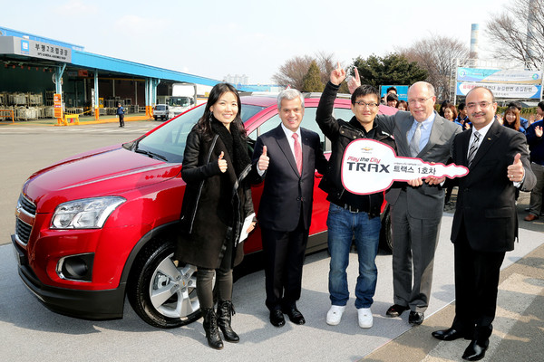 2013년 2월 22일 트랙스 1호차 전달식에서 (왼쪽부터)이경애 한국사업장 마케팅 전무, 심현섭 씨, 세르지오 호샤 한국사업장 사장, 팀리 GMIO 사장, 안쿠쉬 오로라 한국사업장 부사장 등이 기념사진을 찍고 있다. [사진=한국사업장]