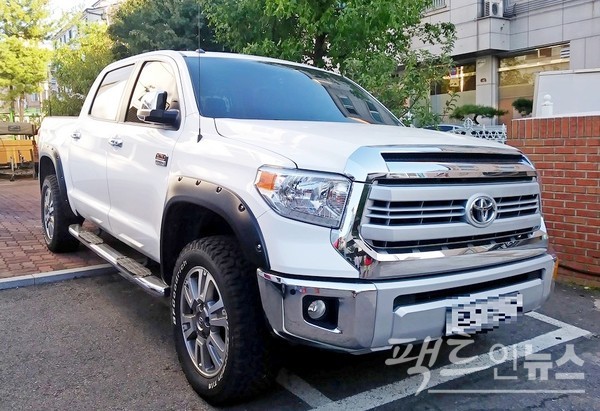 극중 토요타의 실물 차량은 나오지 않지만, 등장 인물이 “토요타의 트럭이 뒤따르고 있다”고 말하면서 토요타도 홍보 효과를 낸다. 토요타의 스포츠유틸리티트럭(SUT) 툰드라, [사진=정수남 기자]