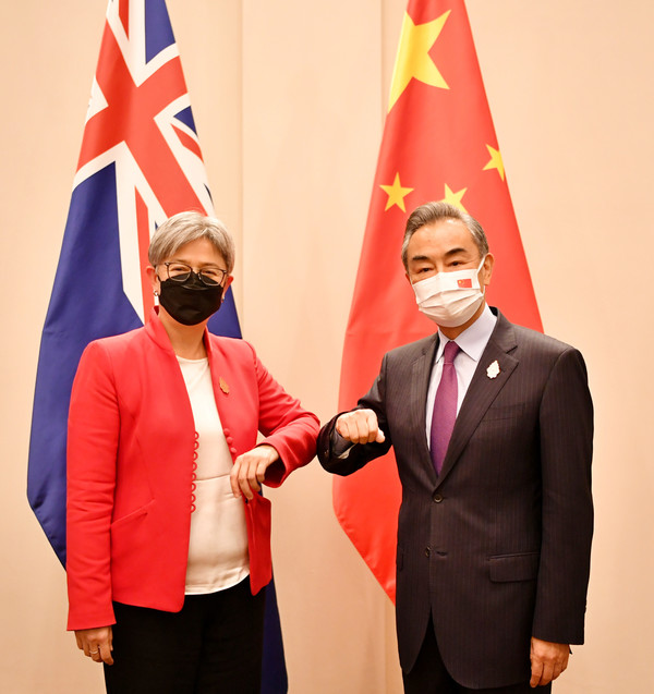 (오른쪽부터)왕이 중국 국무위원 겸 외교부장이 인도네시아 발리에서 최근 열린 G20 외교장관회의에서 페니 웡 호주 외교부장과 회담하고 있다. [사진=뉴시스]