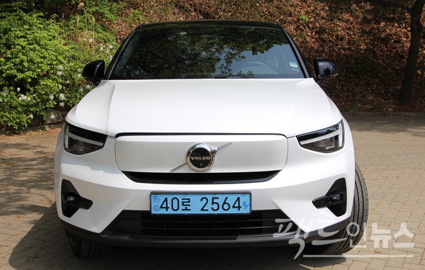 C40 리차지가 파주 헤이리마을 항아리박물관에 자리했다. 전면부는 단순하면서도 고급스러움을 구현했다. [사진=정수남 기자]