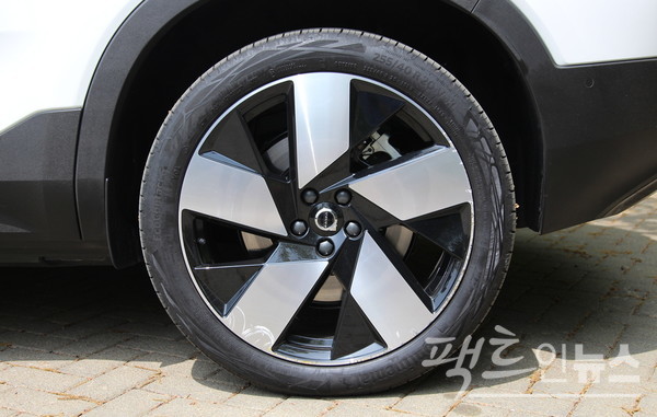 C40 리차지의 쿠페형 차체는 세련미를 더하고, 친환경이라 봄꽃과 잘 어울린다. 20인치 알로이 휠은 강력한 주행성능을 뒷받침한다. [사진=정수남 기자]