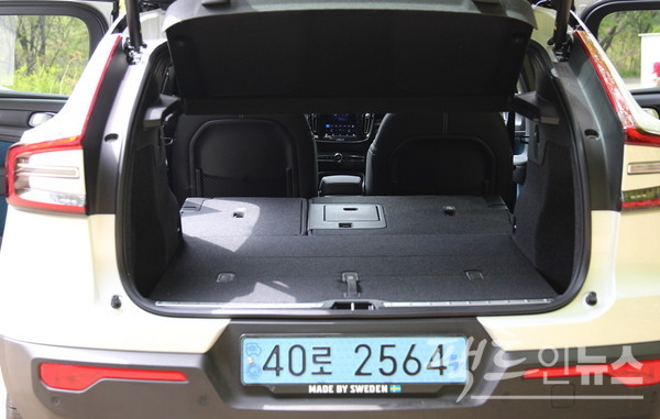 C40 리차지의 후면은 풍성한 굴곡으로 고급스러움을 살렸고, 변형한 D자형 후미등이 여느 볼보 차량과 같다. 트렁크는 기본 413ℓ지만, 2열을 접으면 1205ℓ로 증가한다. 스페어타이어 공간도 적재함으로 활용할 수 있다. [사진=정수남 기자]