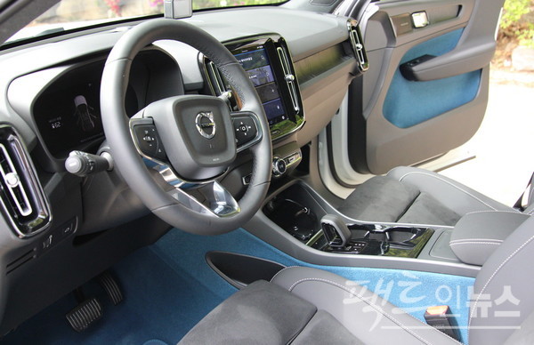 C40 리차지도 여느 볼보 차량과 대동소이한 최첨단 안전편의 사양을 가졌지만, 실내는 파란색 계통으로 친환경을 강조했다. [사진=정수남 기자]