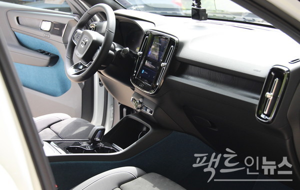 C40 리차지도 여느 볼보 차량과 대동소이한 최첨단 안전편의 사양을 가졌지만, 실내는 파란색 계통으로 친환경을 강조했다. [사진=정수남 기자]