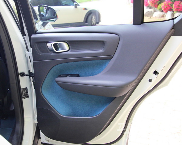 C40 리차지도 여느 볼보 차량과 대동소이한 최첨단 안전편의 사양을 가졌지만, 실내는 파란색 계통으로 친환경을 강조했다. [사진=정수남 기자]