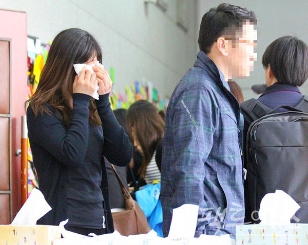 분양소 출구에는 단원고 학생을 추모하는 글이 포스트잇에 쓰여 벽면을 꽉 채웠고, 조문객은 오열했다. [사진=정수남 기자]
