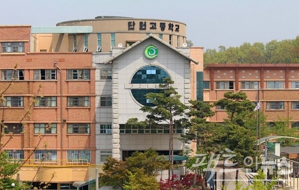 이날 단원고등학교. 창문이 닫힌 2층과 3층이 2학년 학생들이 사용하던 교실이다. [사진=정수남 기자]