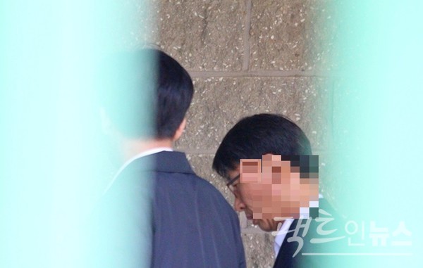 일시에 많은 제자를 잃은 단원교 교사가 애끊는 표정으로 걸어가고 있다. [사진=정수남 기자]