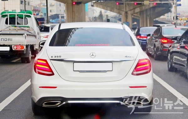 지난해 수입차 판매 상위 2위를 차지한 벤츠 350 4륜구동. [사진=정수남 기자]