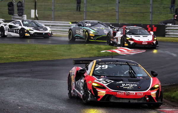 맥라렌 아투라 GT4가 최근 열린 영국 GT 챔피언십 개막전을 휩쓸었다. [사진=맥라렌]