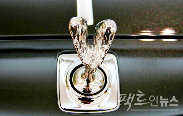 킬링로맨스 극 초중반 카메라는 롤스로이스의 엠블럼인 환희의 여신상을 스크린 가득 잡는다. [사진=정수남 기자]