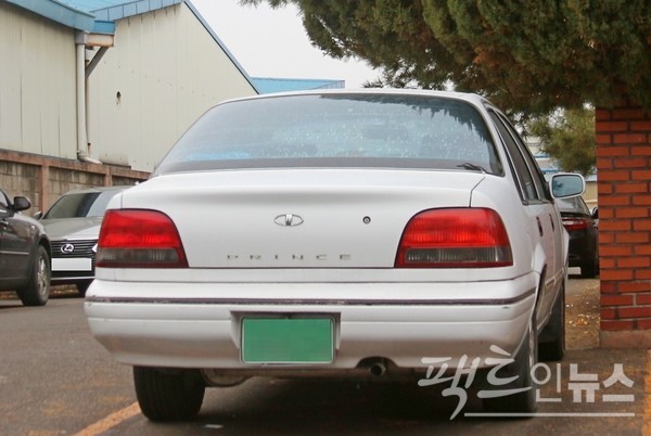 킬링로맨스에서 영찬은 옛 대우자동차 프린스를 떠오르게 하는 엠블럼을 가진 차를 탄다. 대우자동차 프린스. [사진=정수남 기자]