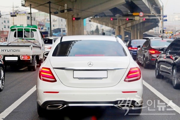 라이스보이 초반 카메라는 소영 차 앞에 주차한 벤츠 세단 후면에서 삼각별 엠블럼을 확대해 두 번 포착한다. [사진=정수남 기자]