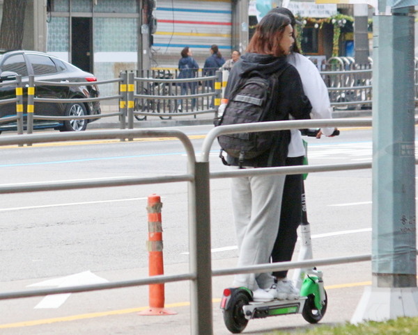 전동킥보드 2인 탑승도 불법이다. [사진=정수남 기자]