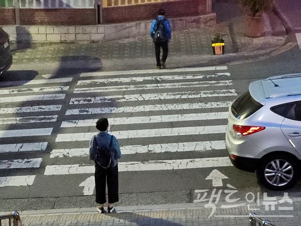 지난주 토요일 새벽, 경기도 성남시 상대원동에 자리한 산업공단 인근에서 잡았다. 출근일까? 퇴근일까? 공단에 입주한 일부 기업은 24시간 공장을 가동하고 있으며, 일부 생산직과 현장 노동자 등은 주말에도 일한다. [영상/사진=정수남 기자]