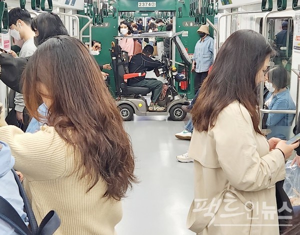 노인의 전동키트가 지하철 객차를 꽉 채웠다. 객차간 이동과 함께 객차를 타고 내리기도 어렵다. [사진=정수남 기자]