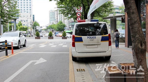 공무수행 중인지, 옆 커피전문점에서 커피를 구입하는 지 경찰차가 서울 신촌 연세로 인도를 점령하고 있다. 노란색 실선 구간으로 주정차 위반 과태료 8만원 부과 대상이다. [사진=정수남 기자]