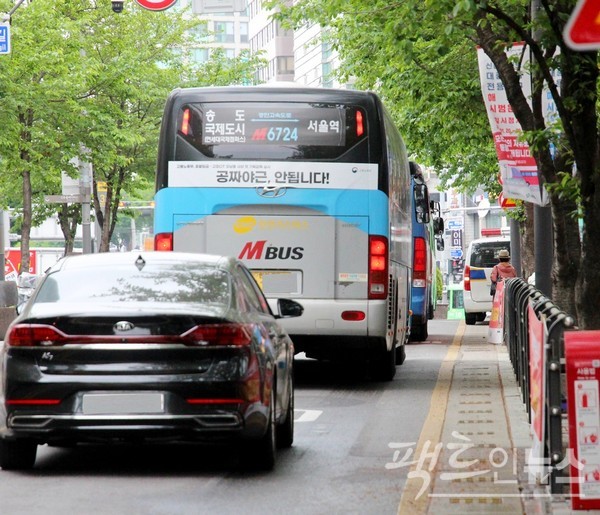 이곳은 연세대학교로 통하는 인도로, 보행인과 함께 버스 등 차량 통행이 많다. [사진=정수남 기자]