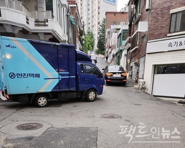 경기도 성남시 산성대로 변 골목이다. 한진택배 차량이 골목을 막았다. 차량이 오자 택배 기사는 차를 뒤로 조금 후진하더니, 차량이 지나자가 다시 골목을 막았다. 고객의 물품을 전달하기 때문이라는 갑질일까? [사진=정수남 기자]