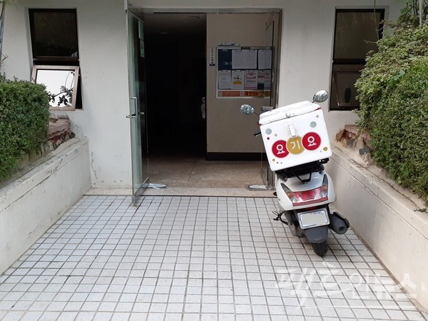 요기요 배달 이륜차다. 서울 방배로 인도를 질주하더니, 방배로에서는 곡예 운전을 하고 있다. 성남시 한 아파트 출입구에는 항상 오기요 이륜차가 주차해 있다. [사진=정수남 기자]