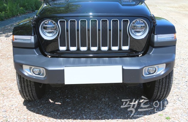 9년 만에 만난 랭글러의 전면부는 변함없이 지프의 유전자인 세로 일곱줄의 라디에이터그릴을 갖고 있다. [사진=정수남 기자]
