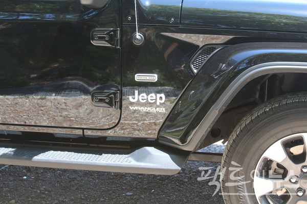 오버랜드의 측면 디자인은 깔끔하다. 앞도어 하단에 오버랜드 배지와 진공증착한 JEEP로고가 부착됐을 뿐. [사진=정수남 기자]