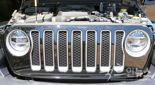 랭글러 오버랜드는 종전 최고 트림이던 사하라를 모태로 한다. 이로 인해 2000㏄ 4기통 터보 엔진은 최고 출력 268마력, 최대토크 40.8㎏·m를 구현했다. 오버랜드 2.0 가솔린 엔진의 연비는 5등급이다. [사진=정수남 기자]