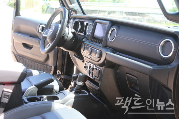 오버랜드 1열. 기존 지프 차량처럼 오밀조밀하고, 절벽형 대시보드가 이채롭다. [사진=정수남 기자]