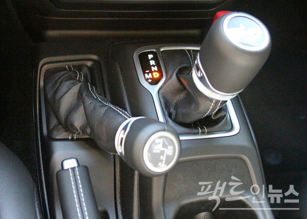 (위부터)계기판에는 구동 상황이 나타난다. 오버랜드의 구동 변환봉과 변속기. [사진=정수남 기자]