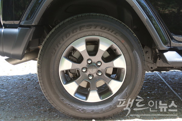 오버랜드는 강력한 주행 성능을 뒷받침하기 위해 타이어 폭 255㎜, 편평비 70%인 래디알 브리지스톤 타이어가 18인치 알로이 휠에 실렸다. [사진=정수남 기자]