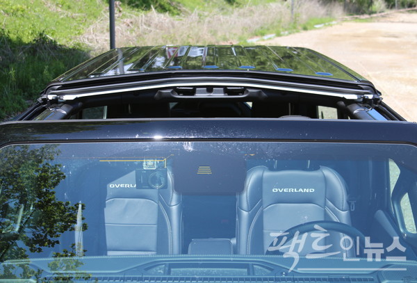 1열 지붕은 레버 4개만 제치면 열 수 있다. [사진=정수남 기자]