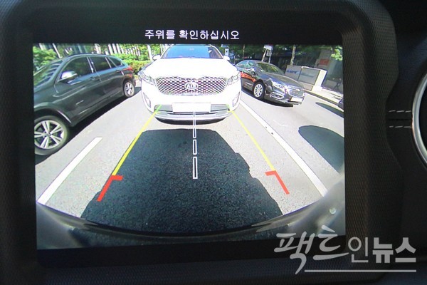 센터페시아에 있는 12인치 LCD를 통해 차량 상황 등을 알 수 있다. [사진=정수남 기자]